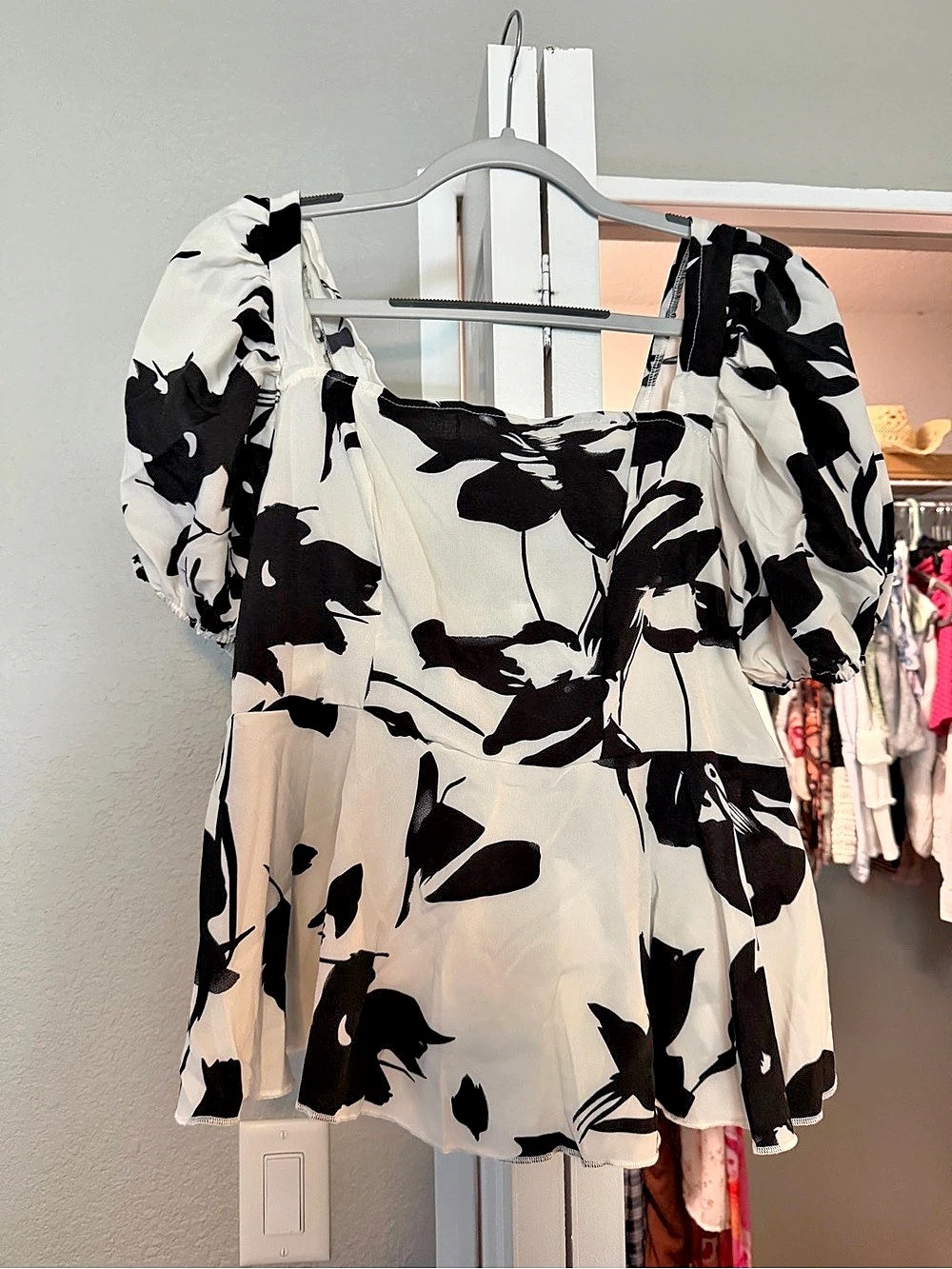 Floral Puff Sleeve Blouse in White & Black Like New